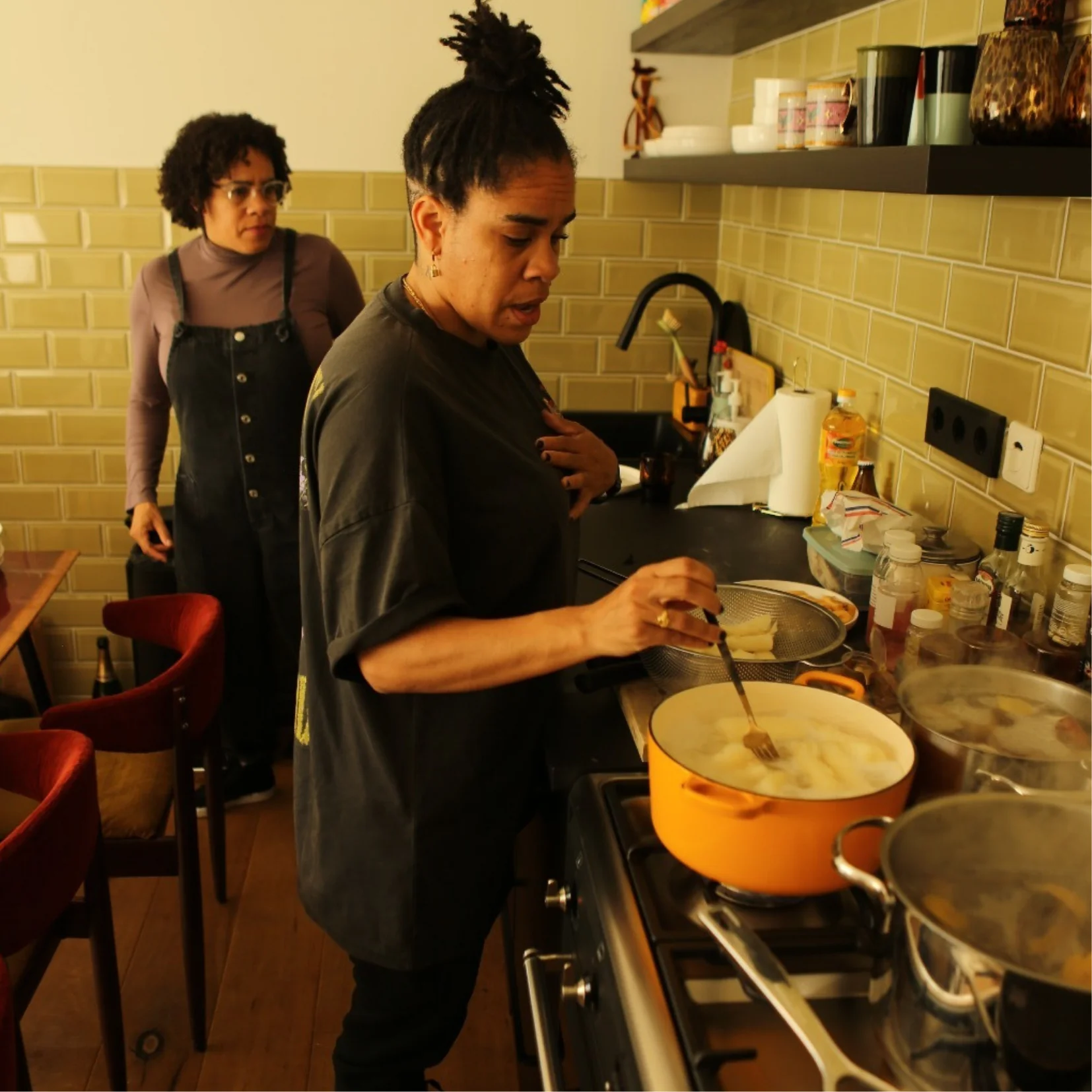 Ira en Ayra Kip in de keuken aan het koken.