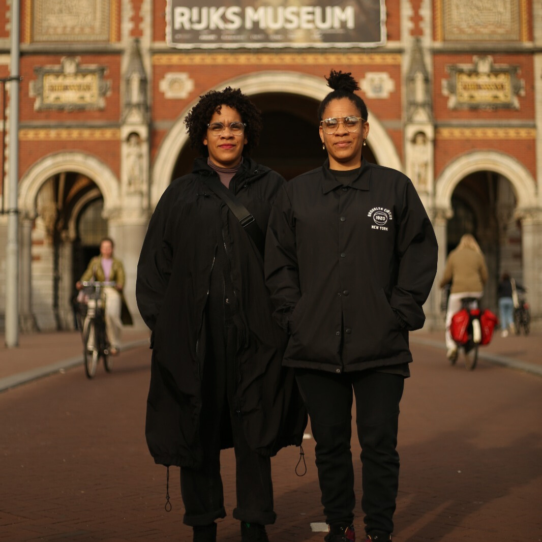 Ira en Ayra Kip staan voor het Rijksmuseum