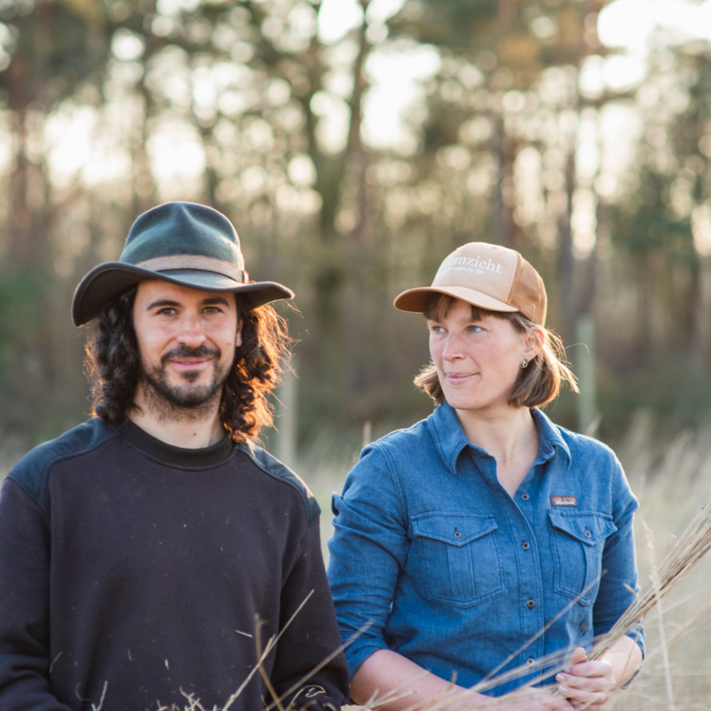 Portretfoto van Ricardo Cano Mateo en Anne van Leeuwen van regeneratieve landbouw boerderij Bodemzicht